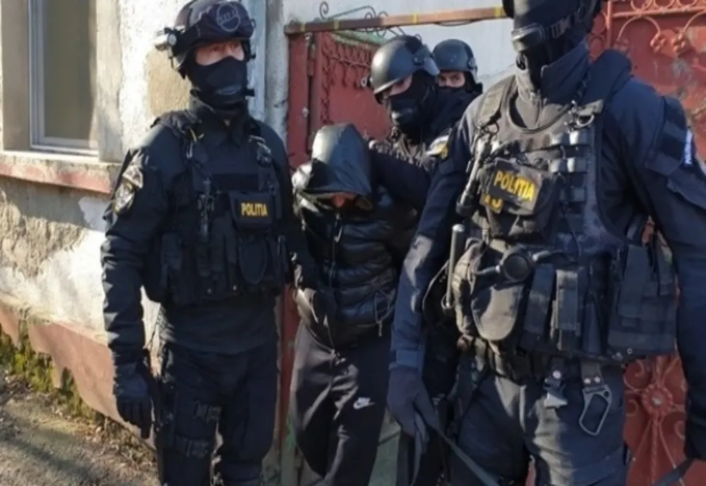Rețea de proxeneți, destructurată după zeci de percheziții în România și Marea Britanie