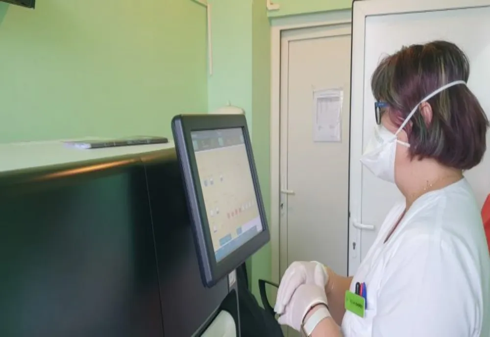 Analizor automat de imunologie la Spitalul "Victor Babeș" din  Timișoara: medicii afla rapid daca plasma de la un donator poate fi folosită