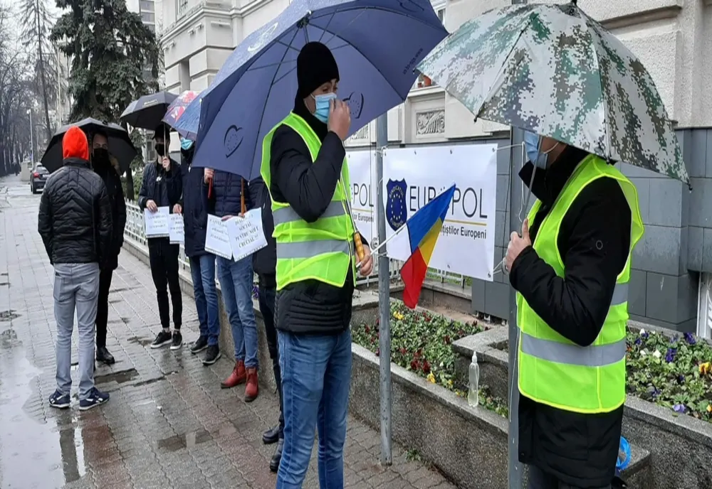 Polițiștii timișeni au protestat în fața Prefecturii