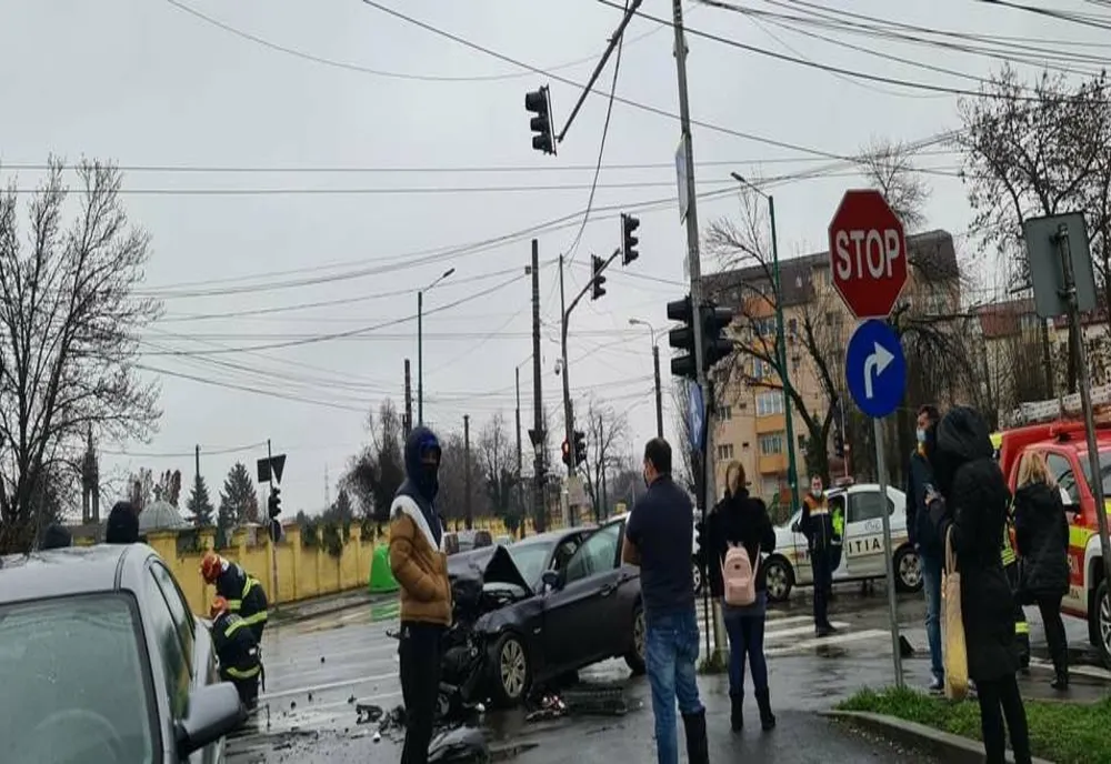 Un șofer de 37 de ani a murit, la Timișoara. El a făcut infarct la volan și a provocat un accident