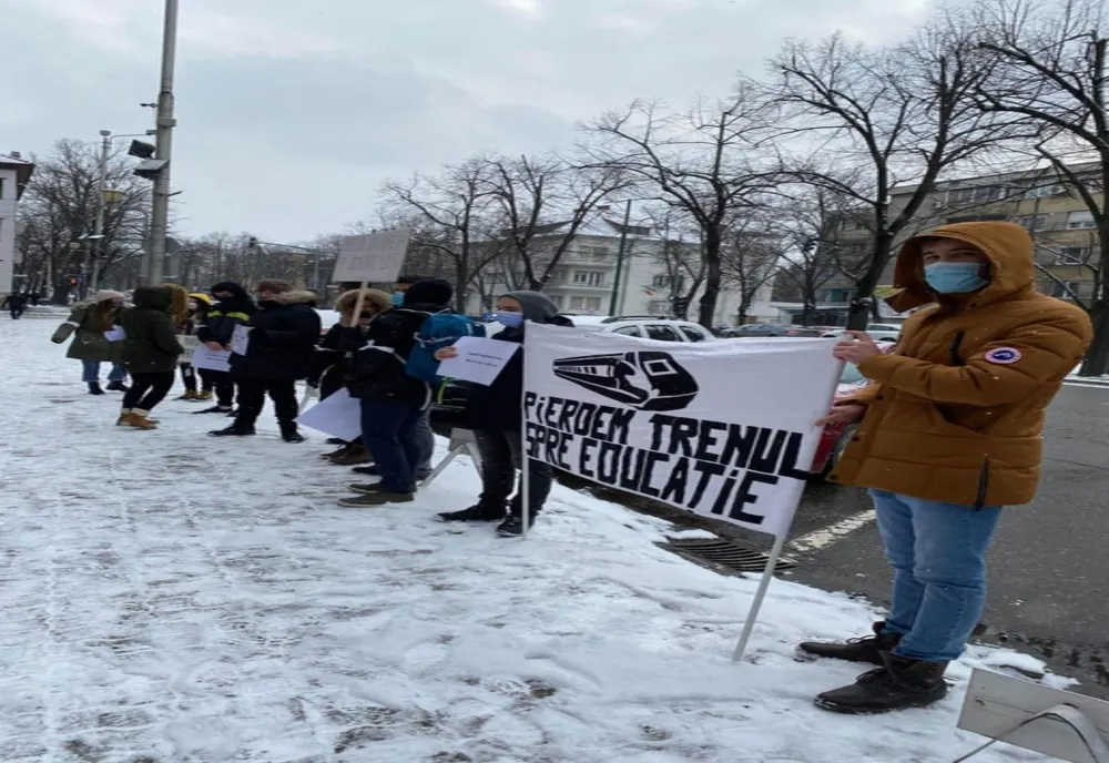 Protest studențesc la Timișoara: "Ne scuzați că nu suntem deputați!"