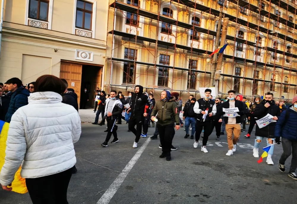 Marș de protest la Timișoara, față de măsura de carantinare a orașului, purtarea măștii de protecție și alte restricții. Video