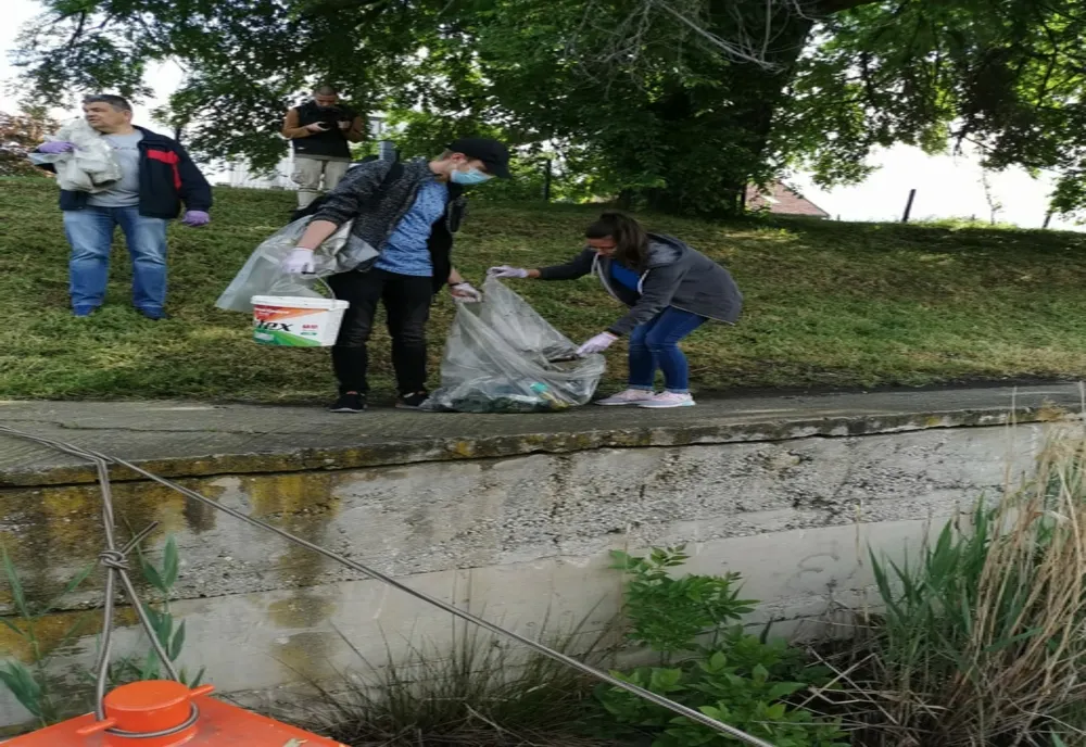 Peste 60 de persoane, polițiști locali, angajați ai mai multor instituții și simpli timișoreni, au curățat malurile Begăi și luciul de apă 