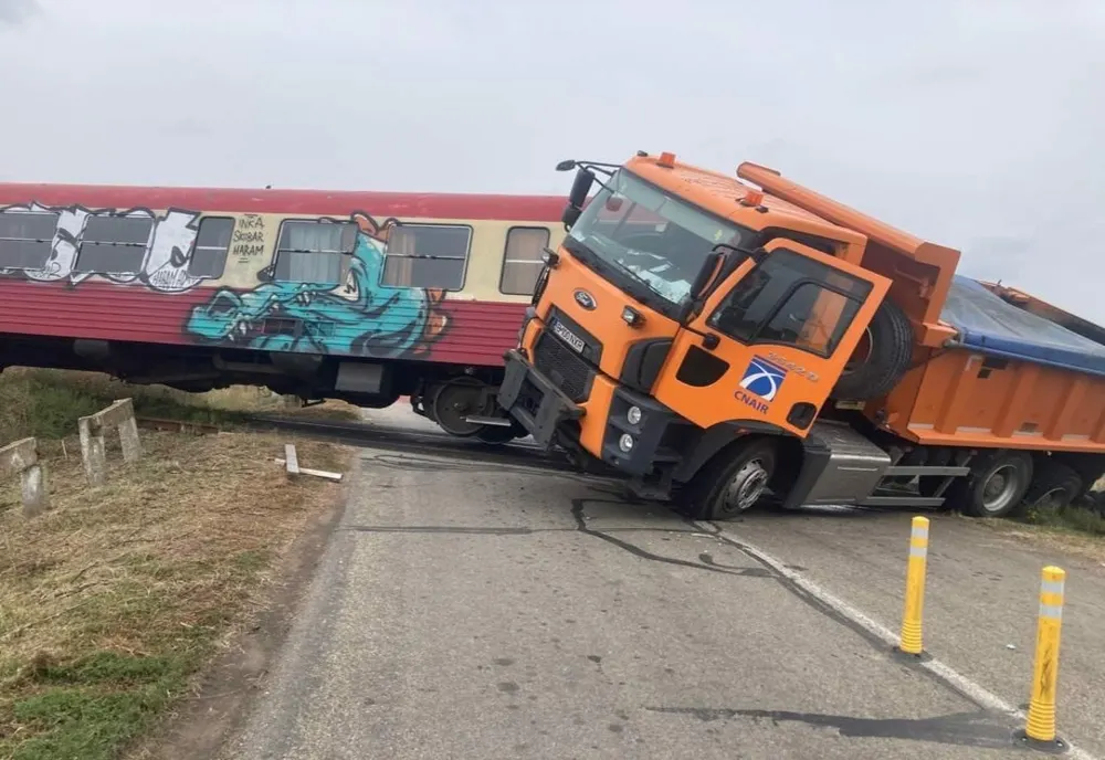 Camion lovit de tren, oameni răniți