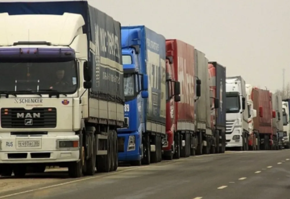 Aglomerație de autocamioane la ieșirea din țară spre Ungaria