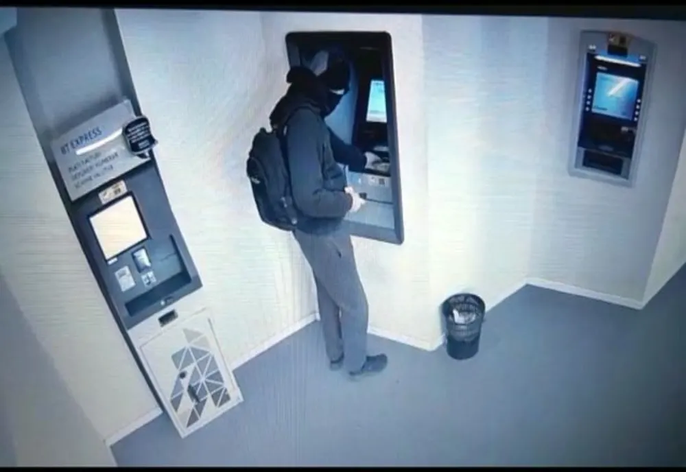 Video: JAF de 6.000 de euro dintr-un bancomat surprins de camerele de luat vedere - Hoțul avea fața acoperită 