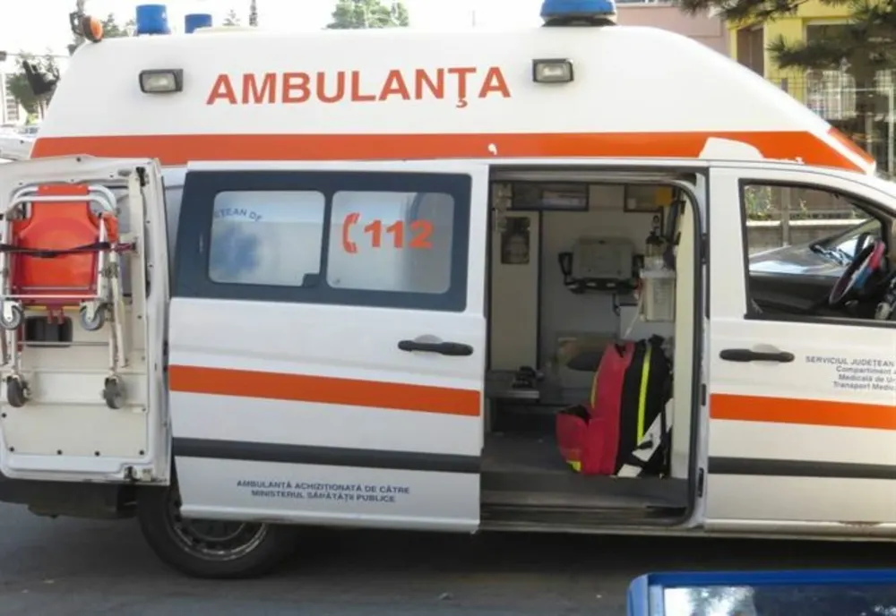 Femeie lovită de o mașină la doi pași de trecerea de pietoni. S-a aventurat să traverseze prin loc nepermis