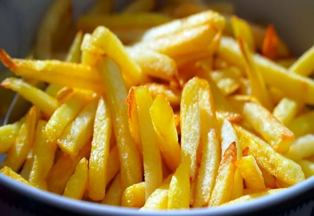 Criza cartofilor prăjiţi se extinde. Lanţurile de restaurante fast-food sunt nevoite să raţionalizeze porţiile