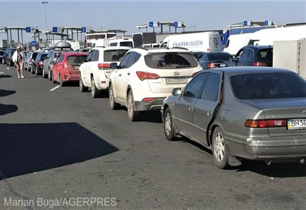 Arad: Trafic intens la ieşirea din ţară prin Nădlac II; călătorii aşteaptă în coloană trecerea