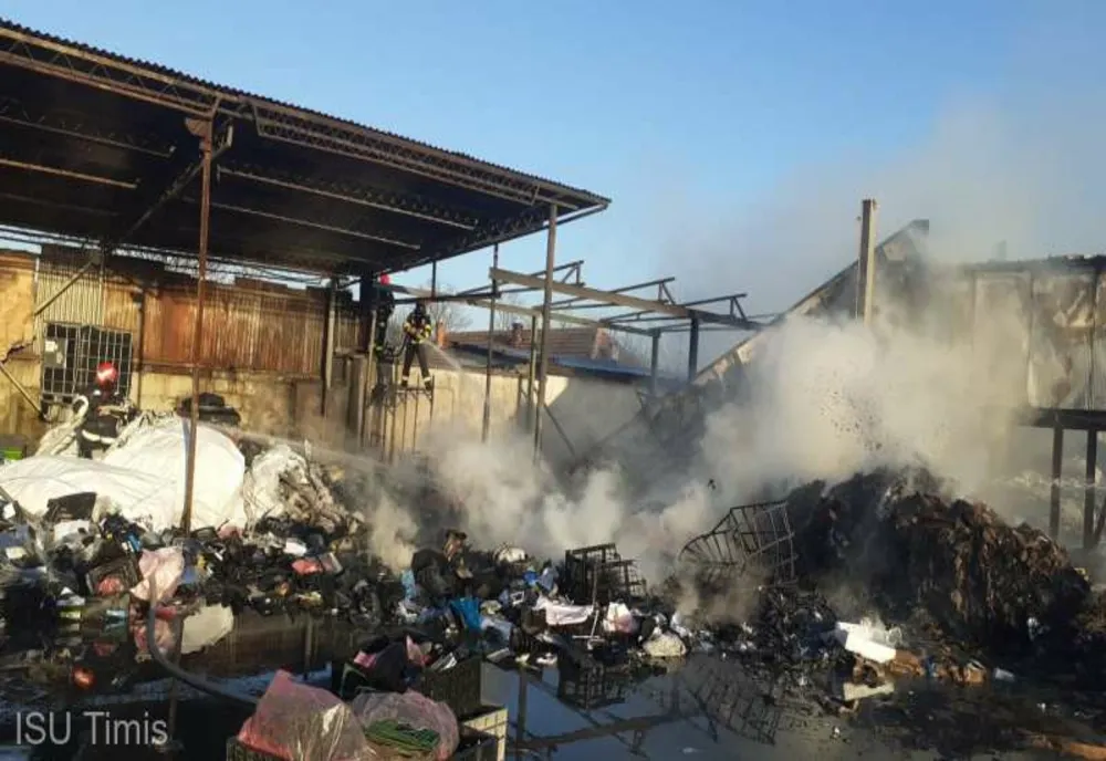  Incendiu la un depozit de reciclare celuloză şi plastic din Sacoşu Turcesc