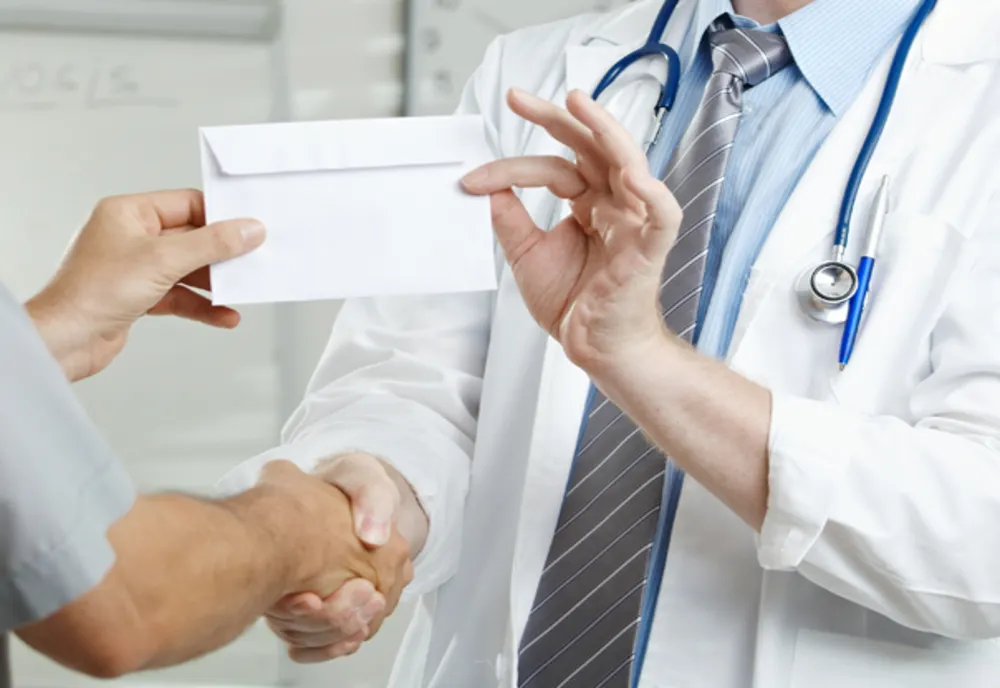 Renumit medic din Timișoara, reținut de ofițerii DGA, după un flagrant: bani pentru operații