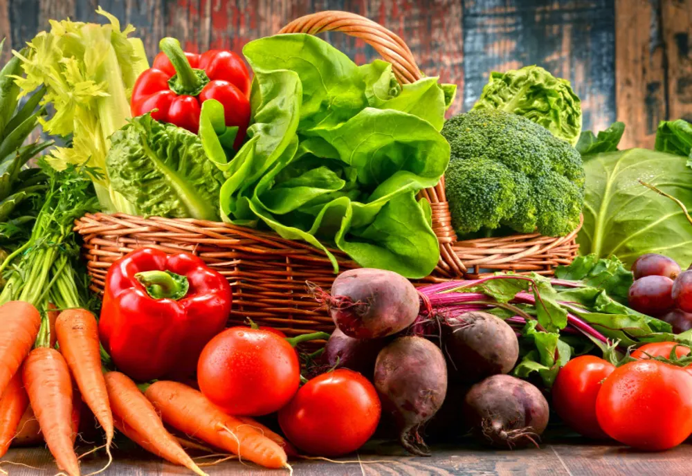 Prețuri-șoc la alimente, în România. Legumele, produse de lux: s-au scumpit cu 50% față de acum 2 ani