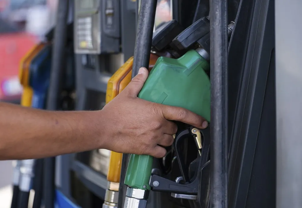 Coaliţia de guvernare a decis să prelungească cu trei luni măsura compensării preţului la carburanţi