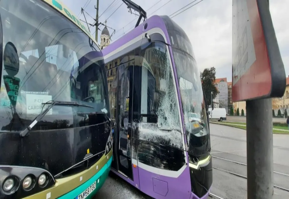 Tramvai din noile garnituri ale Timișoarei, lovit de un autobuz