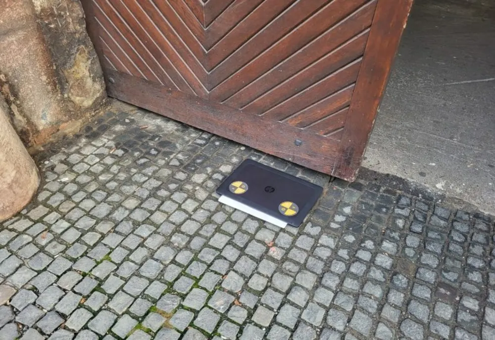 Un laptop abandonat în fața Tribunalului Timiș a pus pe jar autoritățile