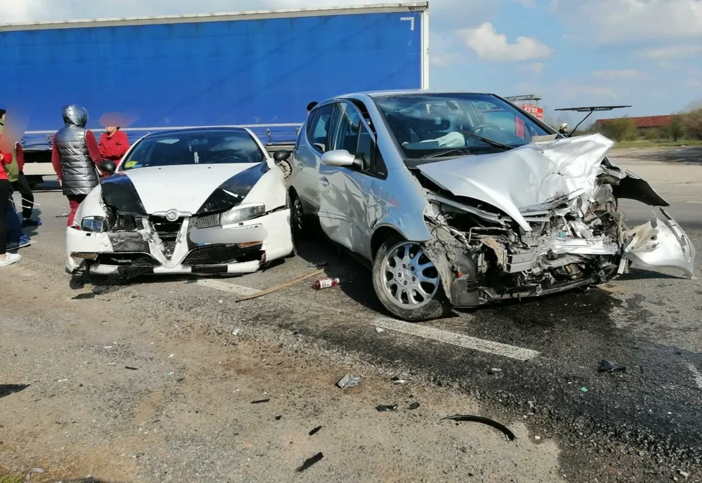Zi de coșmar pe șosele din vestul țării: doi oameni au murit și alții au fost răniți, în mai multe accidente rutiere