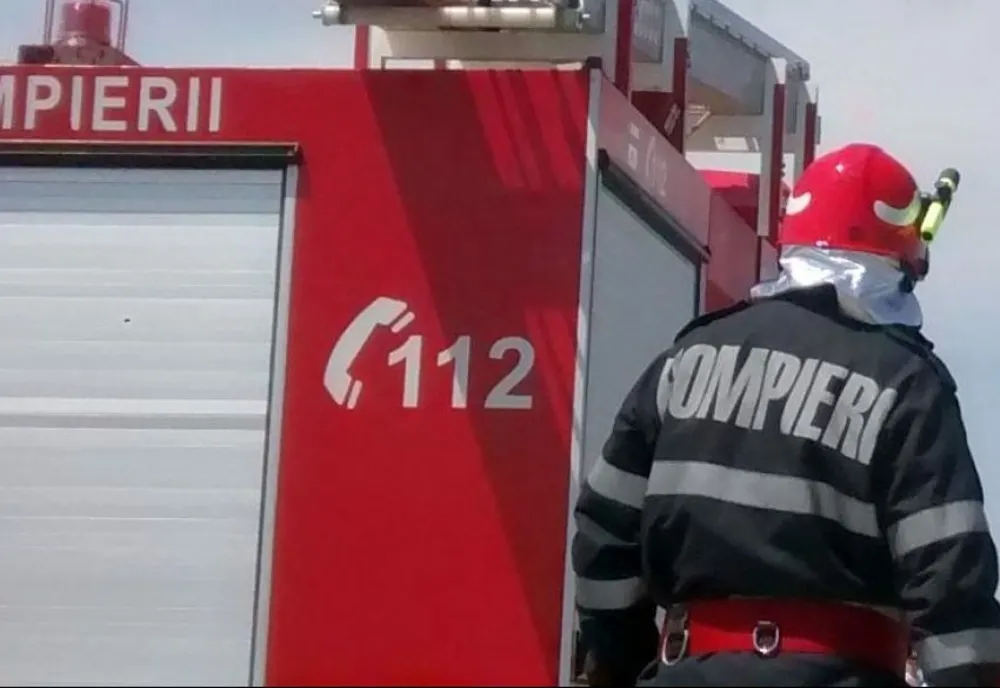 O casă din județul Timiș a fost cuprinsă de flăcări