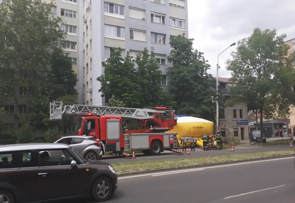 Un bărbat amenință, la Timișoara, că se aruncă de pe un bloc. Polițiștii încearcă să-l convingă să renunțe la gestul extrem