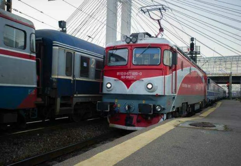 ACCIDENT FEROVIAR ÎN BOTOȘANI, UN TREN CU 50 DE CĂLĂTORI A LOVIT UN TRACTOR LA O TRECERE FĂRĂ BARIERĂ, ȘOFERUL DE 20 DE ANI A AJUNS LA SPITAL