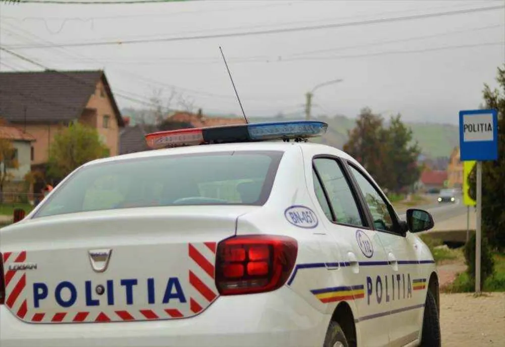 DOI BĂRBAȚI REȚINUȚI DUPĂ CE AU AGRESAT UN ÎNVĂȚĂTOR ÎN CURTEA ȘCOLII 