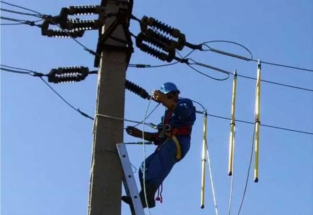 UN ELECTRICIAN A MURIT ÎN TIMP CE EFECTUA REPARAȚII LA O LINIE DE ELECTRICITATE 