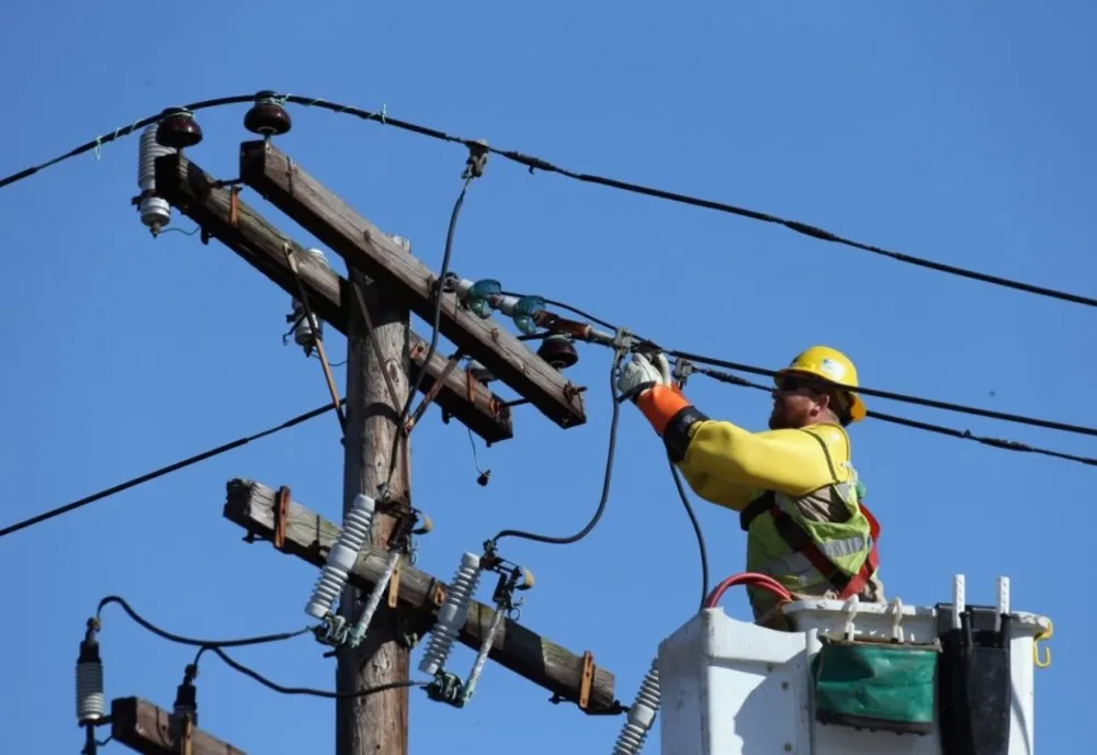 JUDEȚUL TIMIȘ, SUB AVERTIZARE COD PORTOCALIU DE VÂNT. TREI LOCALITĂȚI, FĂRĂ CURENT ELECTRIC