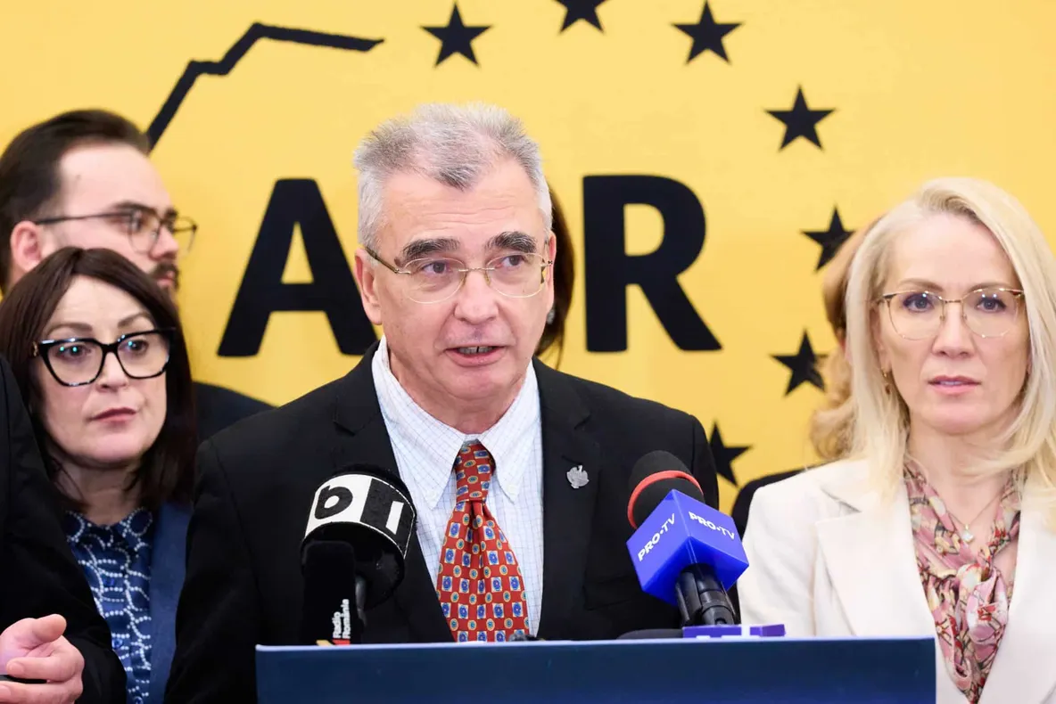 PETRIȘOR PEIU (AUR): "ECONOMIA E ÎN COLAPS, DAR TOT GEORGE SIMION E PROBLEMA?!"