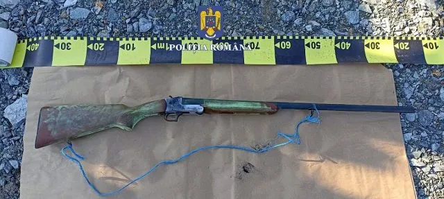 ARME ȘI MUNIȚIE DESCOPERITE ÎN LOCUINȚELE A TREI SUSPECȚI