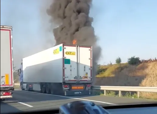 Trafic îngreunat pe autostrada A1, după ce un TIR a luat foc în apropiere de Orțișoara
