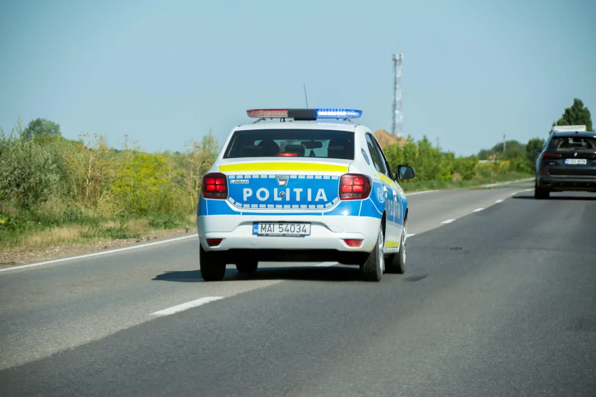 Polițist din Argeș, reținut pentru trafic de persoane și proxenetism. Ar fi folosit metoda „loverboy” pentru a exploata o femeie