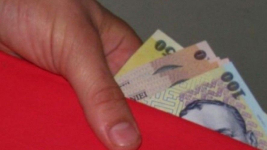Angajată a Finanțelor Publice, prinsă când lua mită
