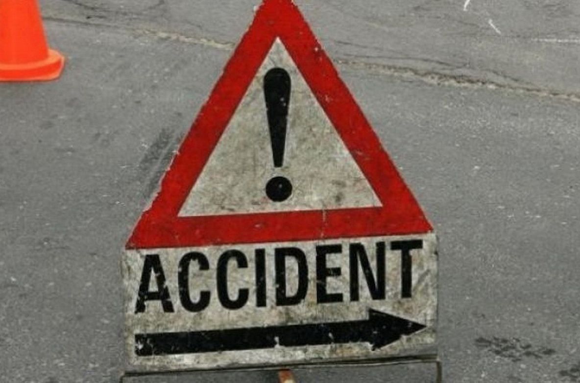 Un biciclist a intrat sub un TIR