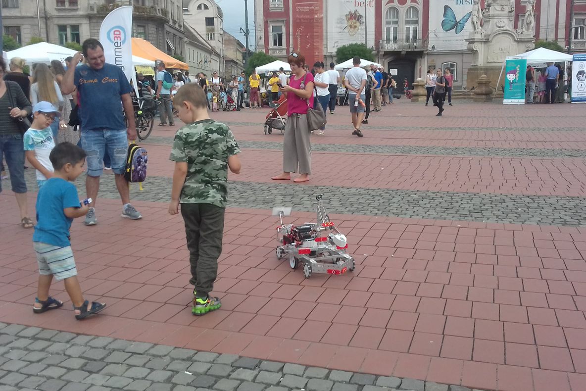 Experimente științifice în aer liber, sute de copii entuziasmați