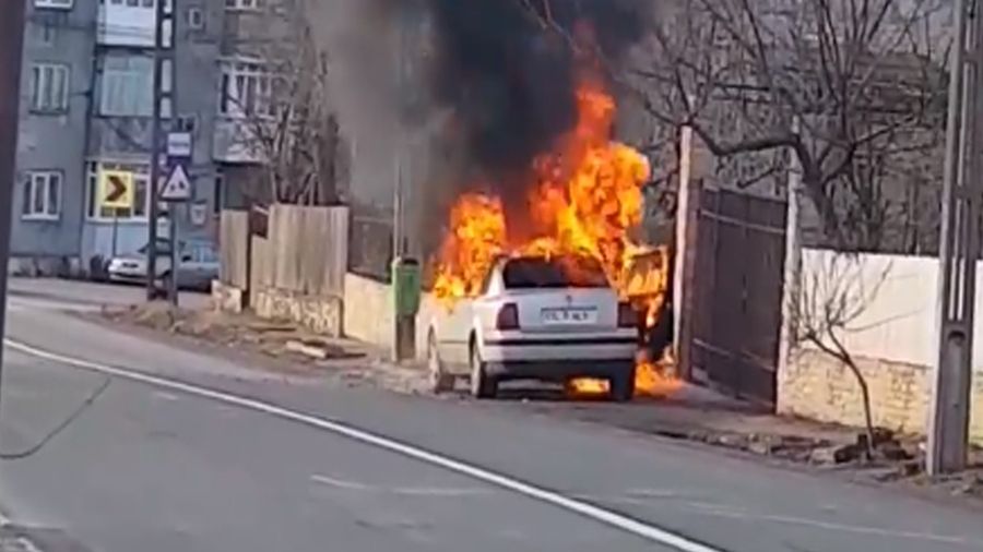 A dat foc la masina dupa o plimbare nocturna. Surpriza pentru politstii ajunsi la fata locului