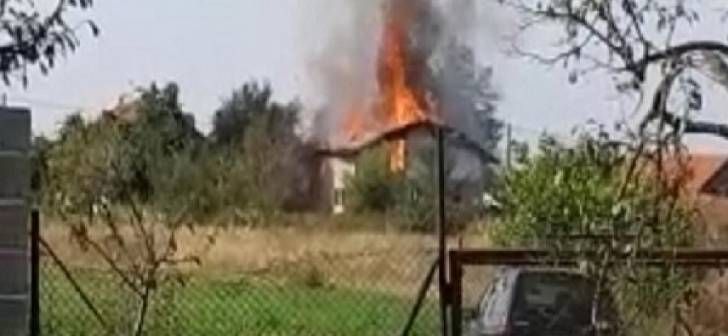 Casă distrusă după un incendiu puternic în Timiș