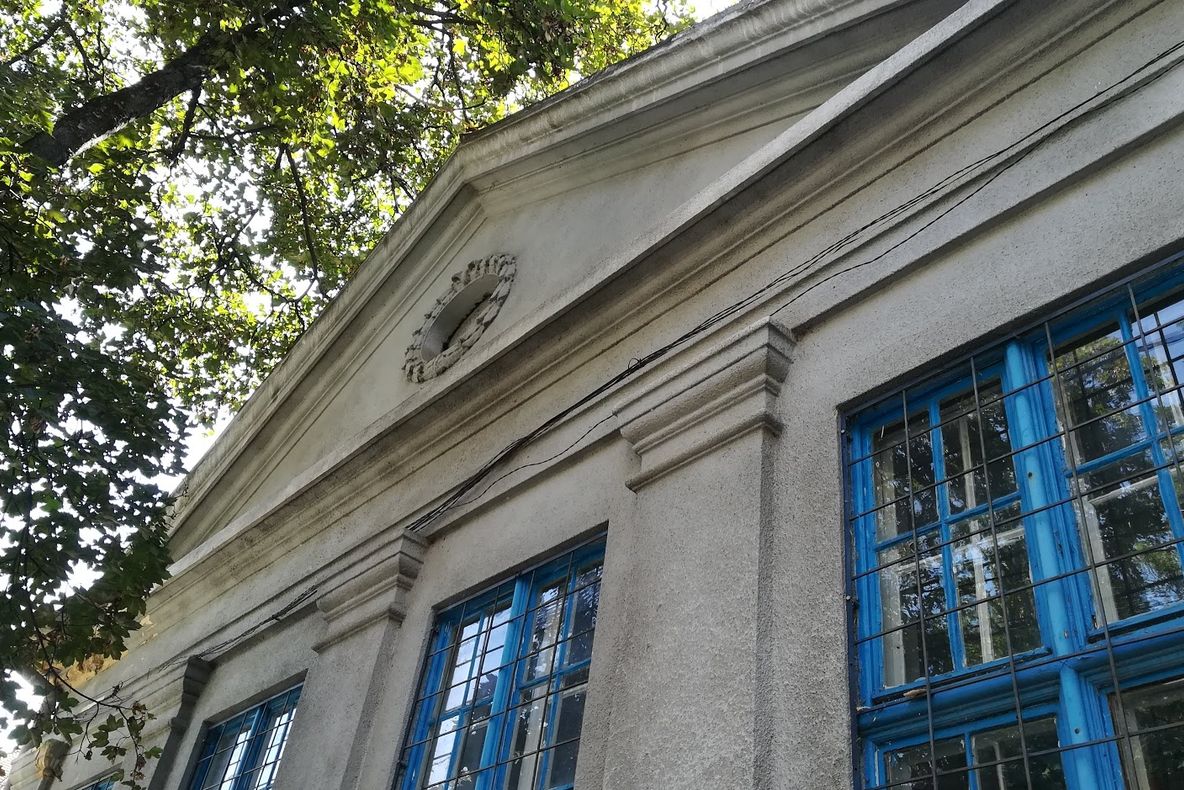 Școala cu porțile închise, pe cale de a fi transformată în complex multifuncțional