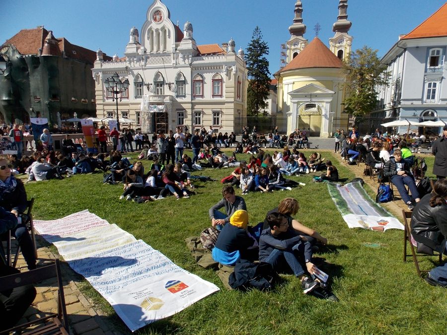 Lectura la iarbă verde în Piața Unirii din Timișoara. A început festivalul internațional de literatură Litvest 2018