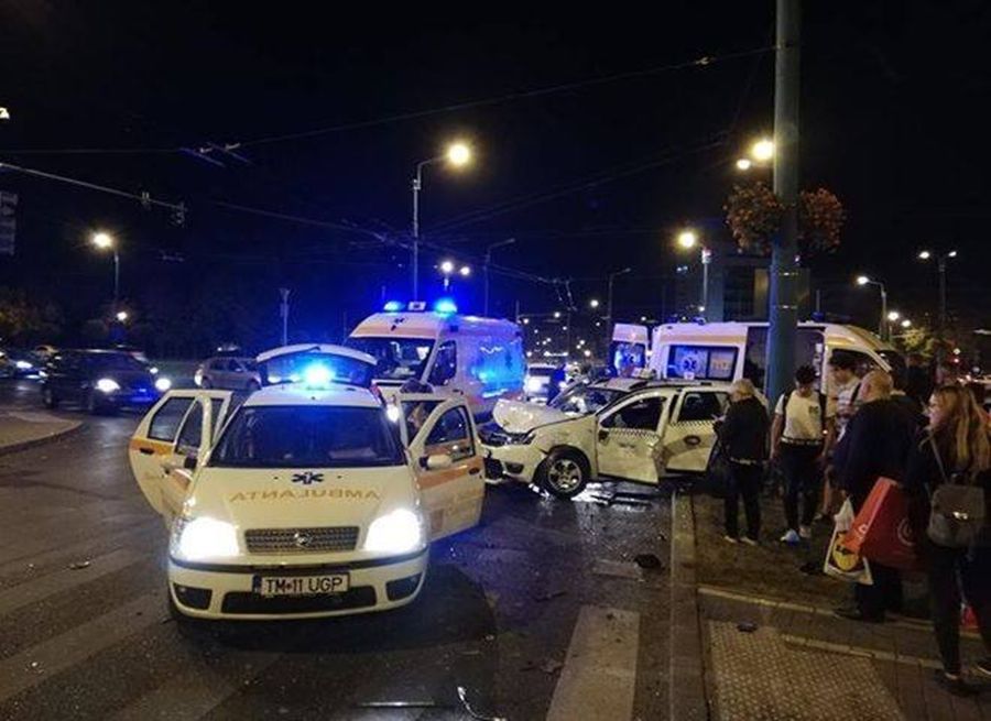 A trecut pe roșu și a provocat un accident, la Timișoara. Trei oameni au ajuns la spital