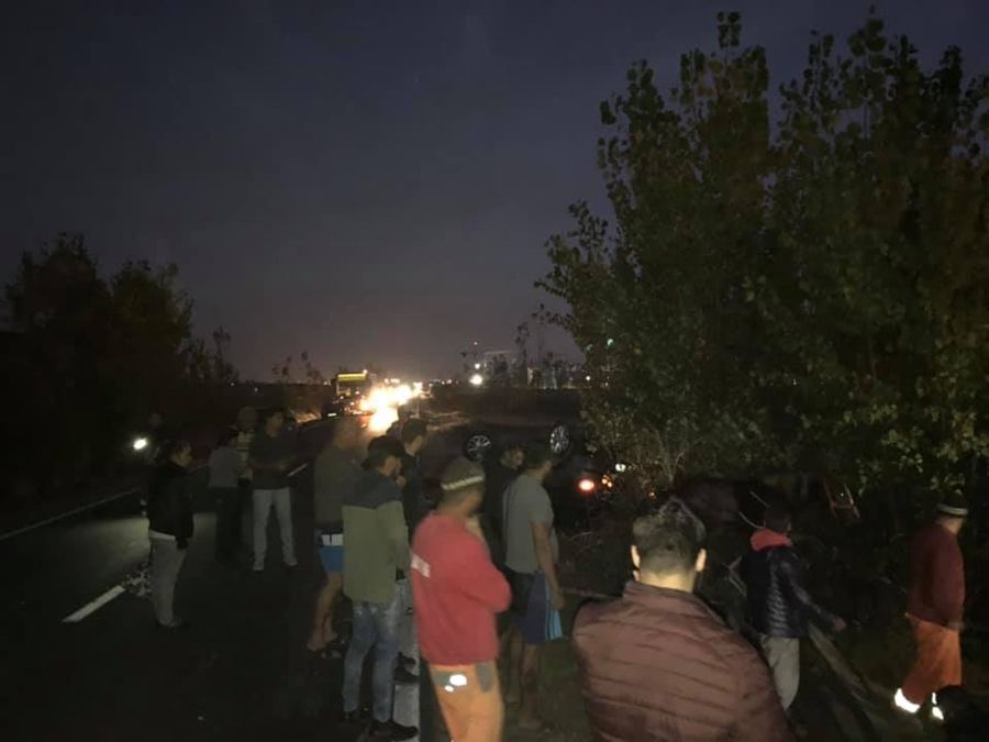 Mașină răsturnată după impactul cu două căruțe pe o șosea din Timiș