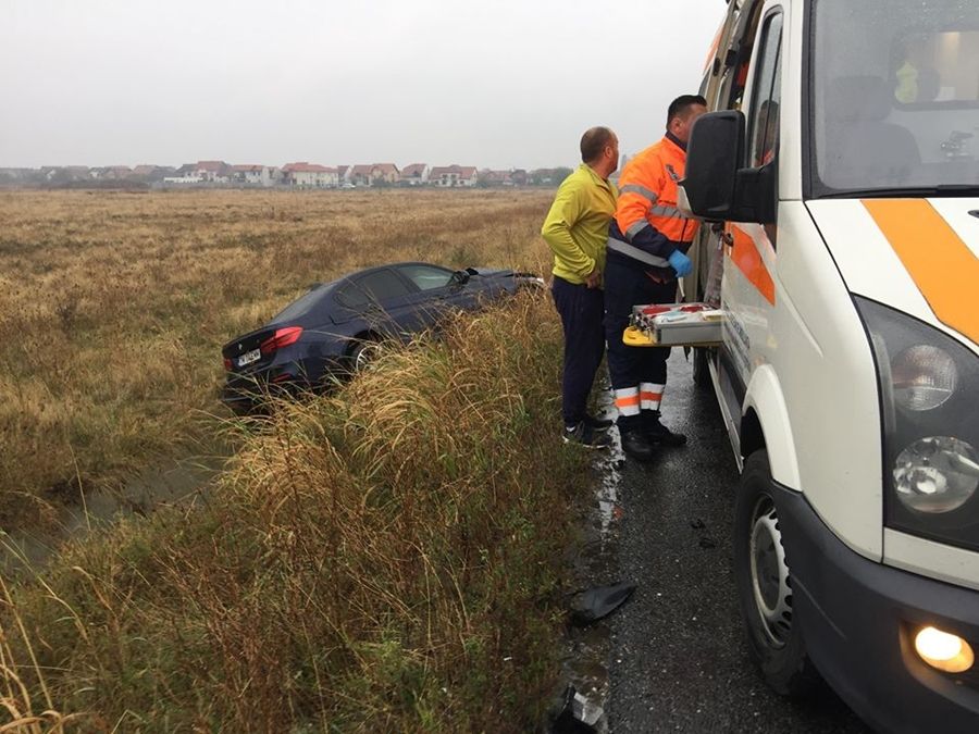 Ciocnire violentă între două mașini pe o șosea din Timiș