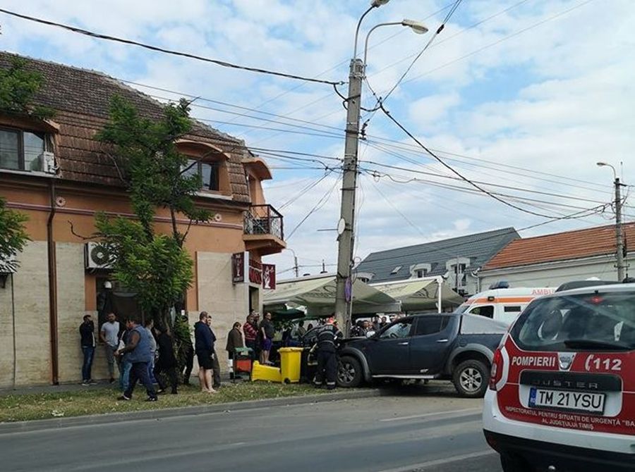 Accident într-o intersecție din Timișoara. O femeie gravidă în una dintre mașini