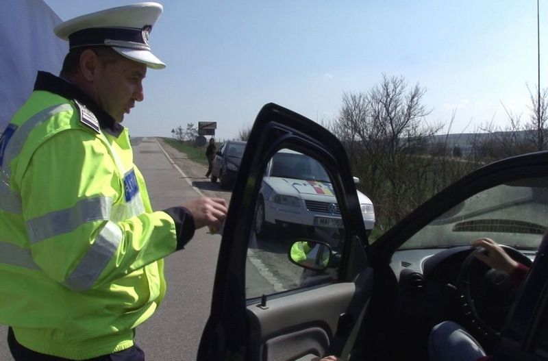 Au păcălit un timișean cu metoda Accidentul, dar au fost prinși