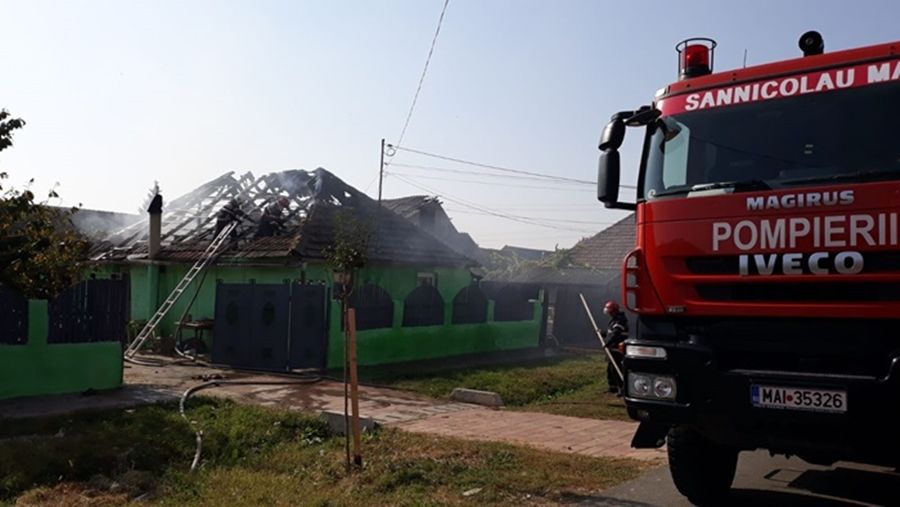 Pompierii în alertă. Incendiu la o gospodărie din Timiș.