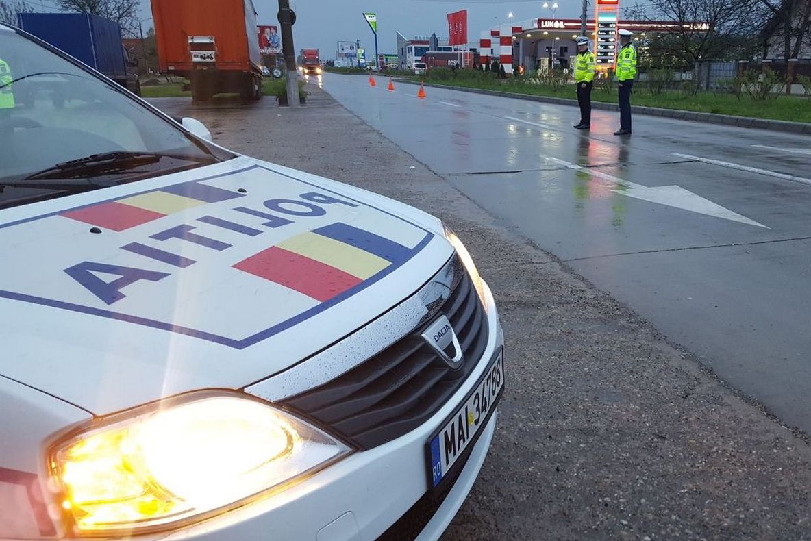 A condus o mașină furată, beat și fără permis