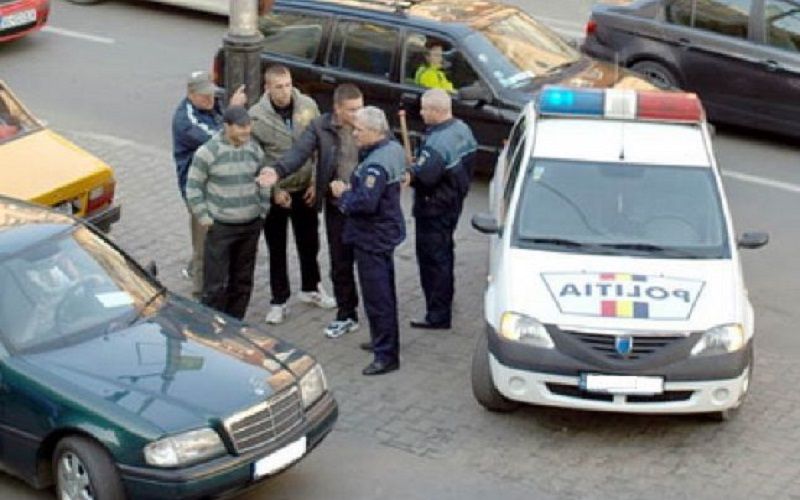 Hoți prinși de polițiști după ce au spart mai multe mașini