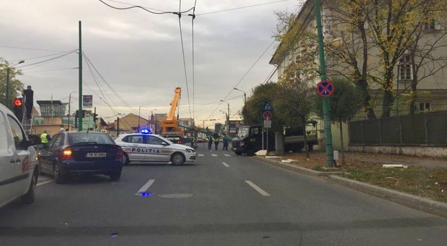 Circulație îngreunată la Timișoara după ce un stâlp s-a prăbușit peste șosea