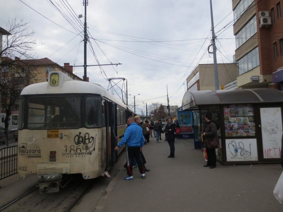 Hoață prinsă în flagrant într-o stație de tramvai din Timișoara