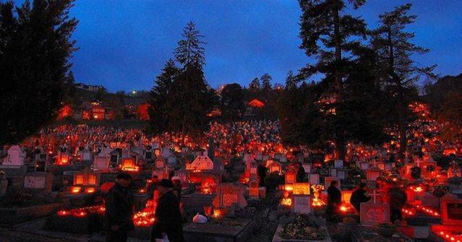 Cimitirele din tot Banatul pline de lumină pentru sufletele celor plecați dintre noi