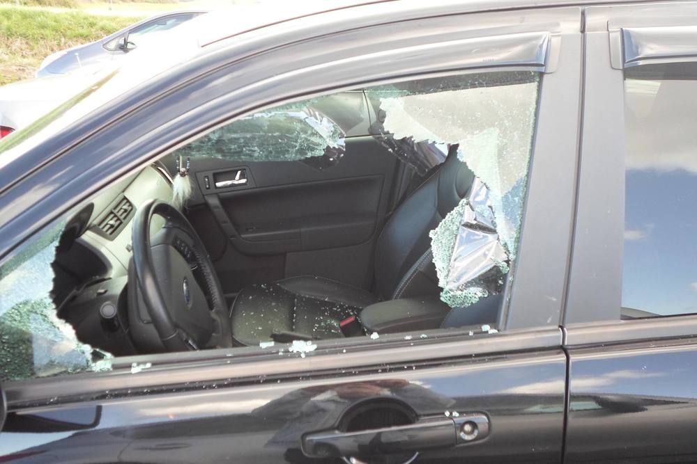 Furau din mașini, dar au fost prinși