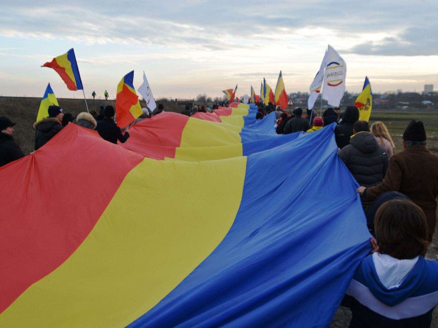 Piața Victoriei, acoperită de Tricolor